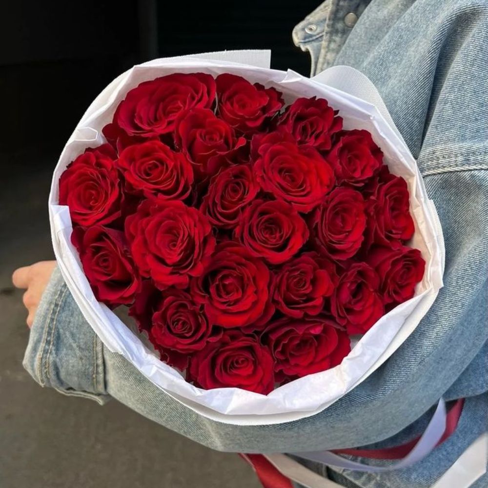 Không chỉ đẹp kiêu sa, hoa hồng còn mang trong mình thông điệp mãnh liệt về tình yêu. Từ sắc đỏ nồng cháy của tình yêu vĩnh cửu, đến sắc trắng tinh khôi của sự thuần khiết, mỗi màu hoa hồng đều nói lên một cung bậc cảm xúc đặc biệt. Nếu bạn muốn hiểu rõ hơn về ngôn ngữ tình yêu mà hoa hồng truyền tải
